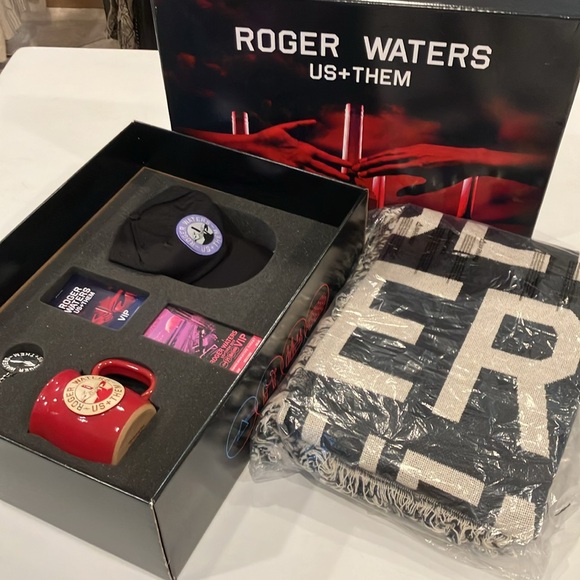 Roger WatersVIP Bundle US+THEM Box & Blanket
